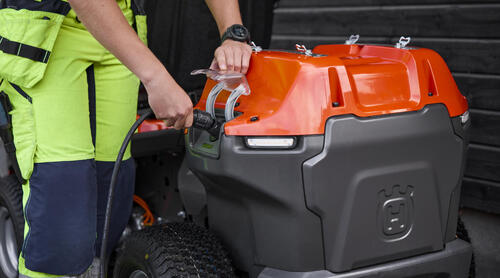 Husqvarna lanserer sin første batteridrevne frontklipper