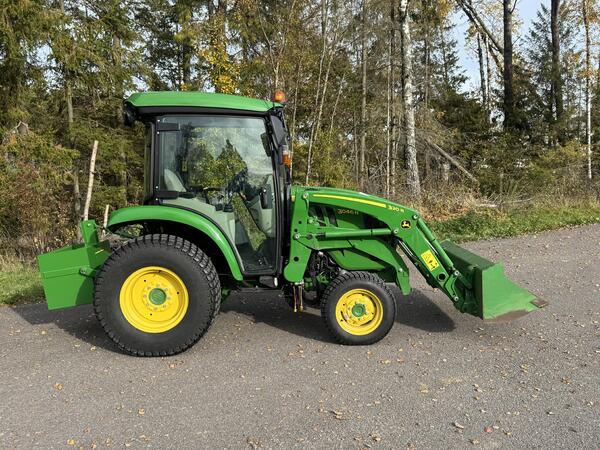 John Deere 3046R